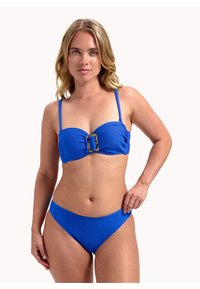 Set di bikini blu con top testurizzato dotato di una fibbia decorativa e spalline regolabili, abbinato a un fondo a vita alta coordinato.