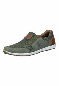 Scarpa verde slip-on con parte superiore in rete e dettagli in pelle marrone. Presenta un design testurizzato, una suola bianca e il logo di lato.