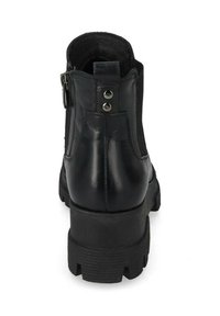 Stivale alla caviglia in pelle nera con pannelli laterali elastici, punta rotonda e suola in gomma spessa, con dettagli in metallo argentato sul retro.