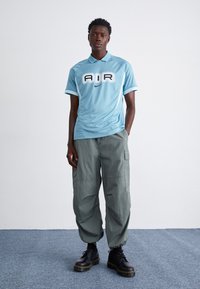 Nike Sportswear AIR - Polo majica - denim turq/glacier blue/white