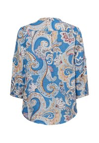 Blaue Paisley-Bluse mit Dreiviertelärmeln, abgerundetem Saum und lebhaften floralen Mustern in Creme-, Pink- und Brauntönen.