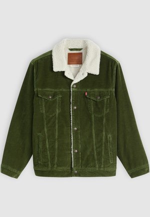 Groene corduroy jas met een witte schapenwollen kraag, voorzien van twee borstzakken, zijzakken en metalen knopen. Getextureerde stof.