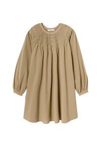 Robe beige à manches longues avec un col rond, fermeture par boutons devant, tissu froncé et motif de dentelle brodée complexe sur le haut de la poitrine et les épaules.