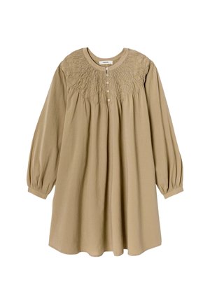 Robe beige à manches longues avec un col rond, fermeture par boutons devant, tissu froncé et motif de dentelle brodée complexe sur le haut de la poitrine et les épaules.
