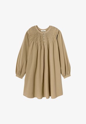Robe beige à manches longues avec un col rond, fermeture par boutons devant, tissu froncé et motif de dentelle brodée complexe sur le haut de la poitrine et les épaules.