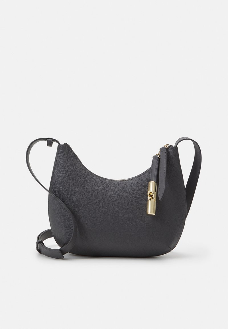 Borsa a spalla in pelle grigia scura con silhouette curvy, dettaglio della cerniera in tonalità oro e una singola tracolla regolabile. Texture liscia.