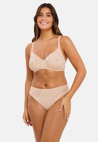 Nude kant beha en bijpassende hooggesneden slip met bloemmotieven, verstelbare schouderbandjes en een gladde textuur.