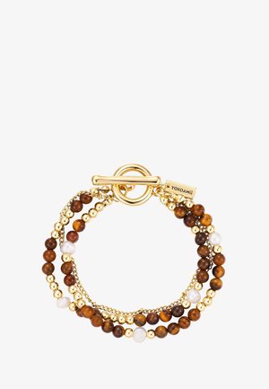 Guld toggle-armbånd med tre tråde af brune, gyldne og hvide perler, der har en lille rektangulær tag med indgraveret "YOKOAMii".