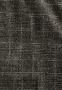 Strukturierter Stoff mit einem dunkelbraunen Grundton und subtilem grauem Karomuster. Das Material wirkt gewebt mit einem leichten Glanz und variierender Dicke.