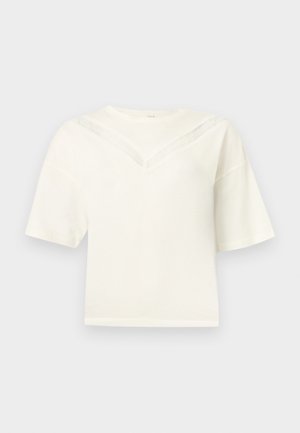 Weißes Kurzarmshirt mit weitem Schnitt und einem dezenten Spitzen-V-Muster über Brust und Schultern, dargestellt auf einfarbigem Hintergrund.