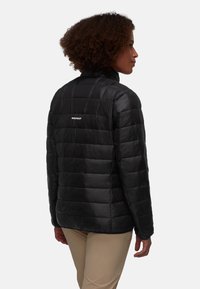 Svart puffjacka med horisontell quiltad textur, hög krage och en logotyp på ryggen. Lätt material med en slät yta.