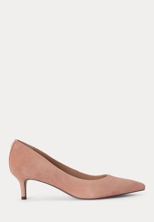 Escarpin en suède rose poudré à bout pointu avec un petit talon kitten bas pour femme, vu de côté sur un fond clair.