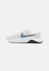 Nike Performance - LEGEND ESSENTIAL 3 - Avalynė treniruotėms - platinum tint/court blue/white/black/green strike Miniatiūros vaizdas 1