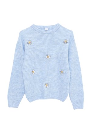 Jasnoniebieski dziergany sweter z okrągłym dekoltem, ozdobiony sześcioma haftowanymi białymi stokrotkami z żółtymi środkami na przodzie i rękawach.