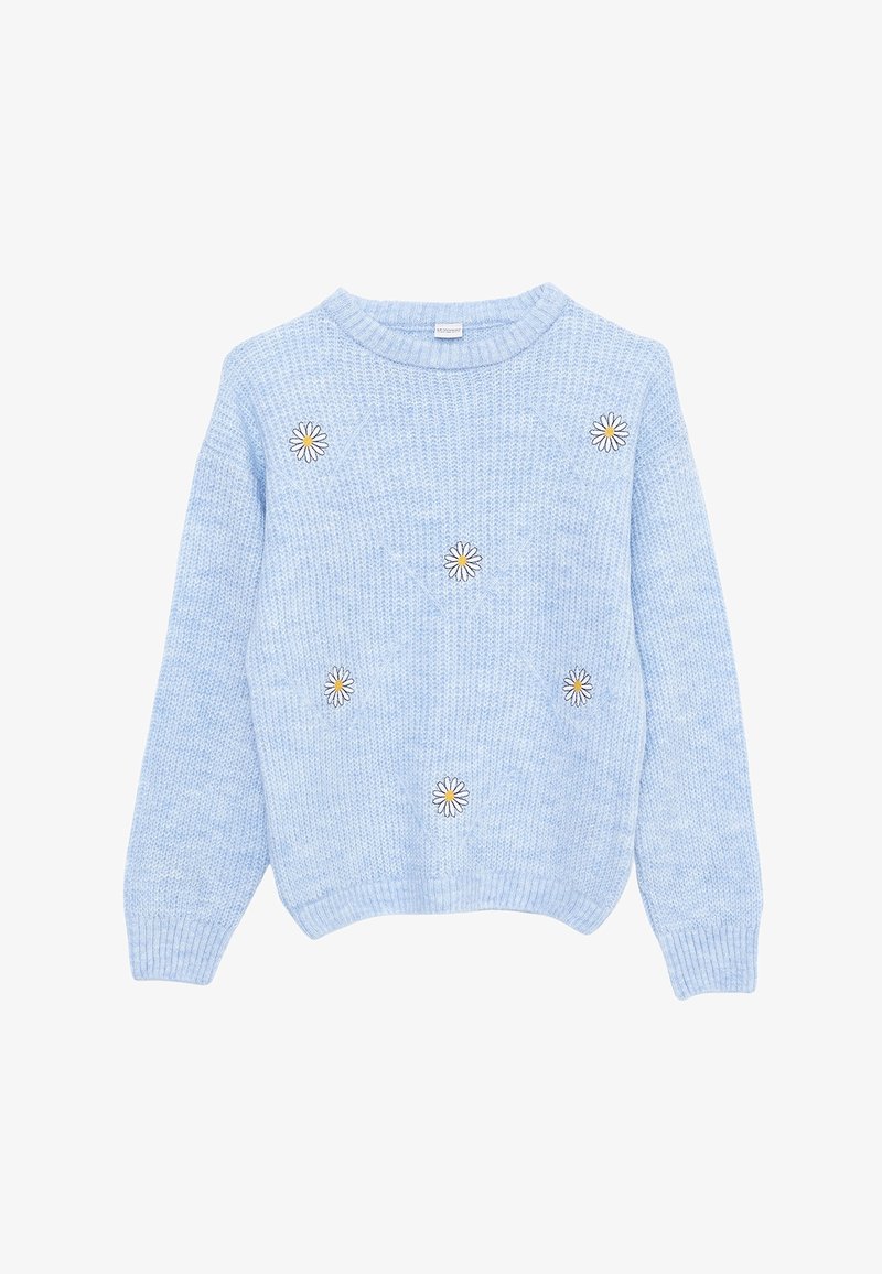 Pull en maille bleu clair avec un col rond, orné de six marguerites blanches brodées avec des centres jaunes sur le devant et les manches.