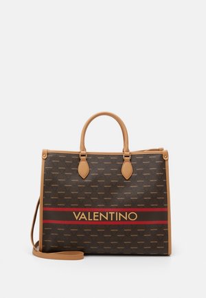 Ruskea Valentinon olkalaukku, jossa vaaleanruskeat nahkakahvat ja -koristukset, punaiset ja mustat raidat sekä toistuva Valentino-logokuvio.