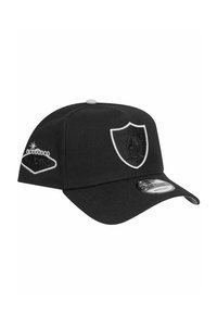 Schwarze Baseballmütze mit strukturiertem Design, verziert mit gesticktem Logo und Text. Verstellbarer Riemen auf der Rückseite für eine optimale Passform.