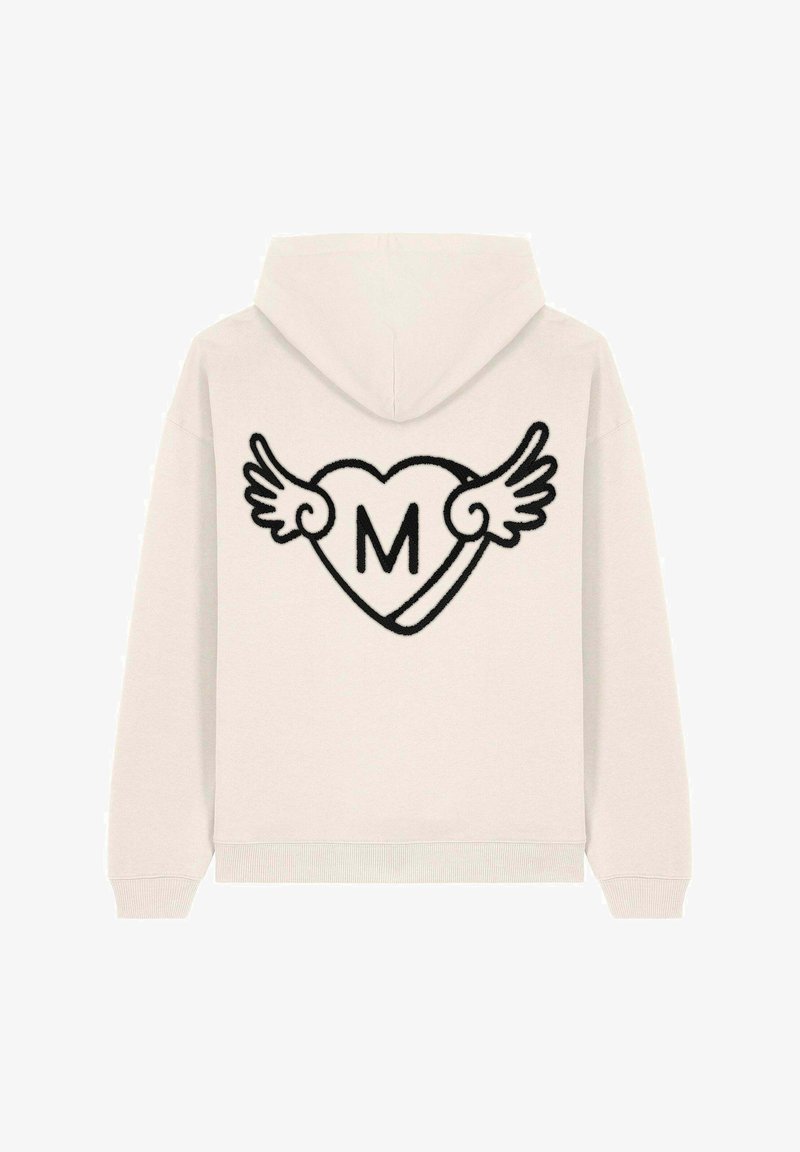Hoodie van lichtbeige stof met een zwart geborduurd hart en vleugels ontwerp. De letter "M" is centraal geplaatst binnen het hart.