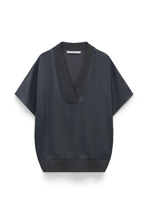 Czarna bluzka z krótkim rękawem, głębokim dekoltem w kształcie litery V, szerokim kołnierzem i dopasowanym dołem, wykonana z gładkiej, lekkiej tkaniny.