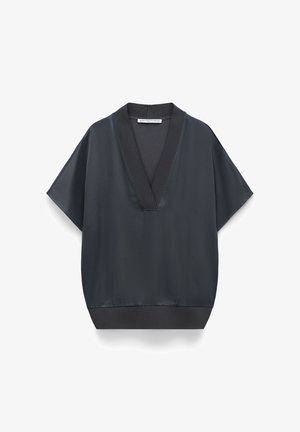 Czarna bluzka z krótkim rękawem, głębokim dekoltem w kształcie litery V, szerokim kołnierzem i dopasowanym dołem, wykonana z gładkiej, lekkiej tkaniny.