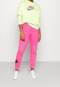 Nike Sportswear Träningsbyxor - pink