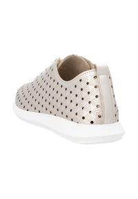 Sneaker z sześciokątnym perforowanym beżowym wierzchem, białą podeszwą i wyściełanym piętą, kontrastującym fakturą. Minimalistyczny design, lekkie wykonanie.