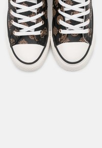 Černé tenisky s vzorovaným designem v hnědé barvě, se bílými šňůrkami, texturovaným povrchem a klasickou bílou gumovou špičkou.