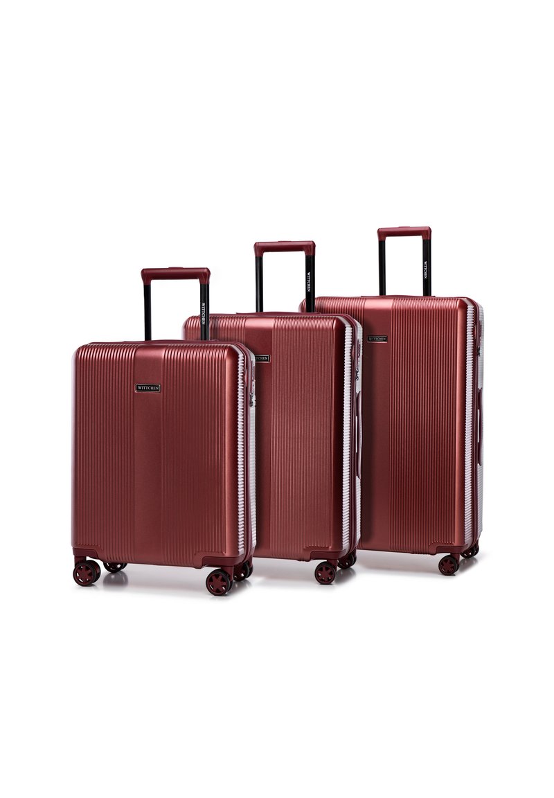 Drie bagagestukken in metallic bordeaux met verticale ribbels, in hoogte verstelbare handgrepen en soepel rollende wielen. Duurzaam hard-shell ontwerp.