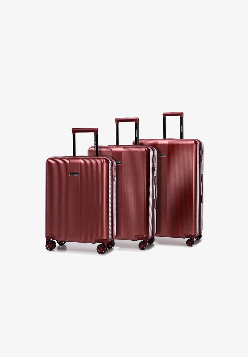 Drie bagagestukken in metallic bordeaux met verticale ribbels, in hoogte verstelbare handgrepen en soepel rollende wielen. Duurzaam hard-shell ontwerp.