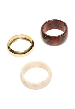 Trei inele late, netede, în aur, maro marmorat și crem marmorat, aranjate pe un fundal alb.