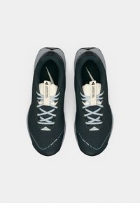 Μαύρα και γκρι παπούτσια για τρέξιμο με υφή στο πάνω μέρος, ανοιχτομπλε κορδόνια και γλώσσα σε κρεμ χρώμα με την ετικέτα «JUNIPER TRAIL».