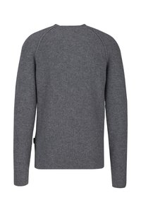 Grauer gerippter Pullover mit langen Ärmeln und rundem Ausschnitt. Verfügt über eine einfache Strickstruktur und ein kleines Etikett an der Seite.