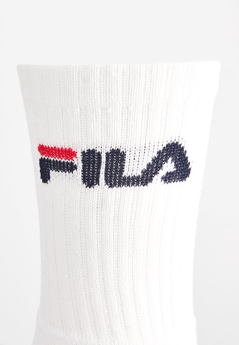 Biała bawełniana skarpetka do kostki z prążkowanym wzorem, z navy blue logo "FILA" oraz czerwonym akcentem nad literą "F."