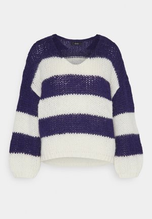 Grober Strickpullover mit breiten horizontalen marineblauen und weißen Streifen, langen Ärmeln und rundem Halsausschnitt.