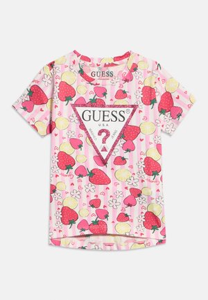 Barnas rosa stripete T-skjorte med røde jordbær, gule sitronskiver, hvite blomster og en glitrende rosa GUESS-logo i trekantform på fronten.