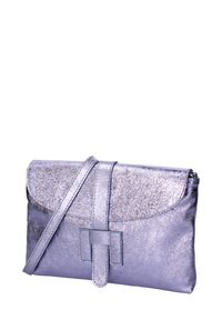 Clutch in metallo viola con pattina pieghevole, tracolla regolabile e chiusura decorativa a linguetta. Texture liscia con una finitura lucida.