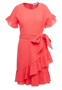 Korálové šaty s krátkými volány na rukávech, páskem v pase a vrstveným lemem s volány. Vyrobeno z texturované látky. Detail na zadním zipu.
