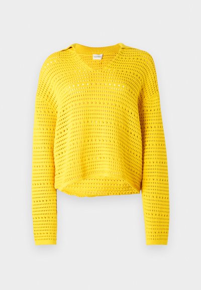 Pulover galben tricotat cu un design lejer, având un guler larg și mâneci lungi. Textura are un model de țesătură deschisă, respirabil.