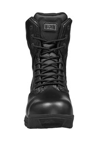 Zwarte tactische laars met een hoge enkelontwerp, leren bovenkant, versterkte neus, platte veters en een geprofileerde rubberen zool met grippatronen.