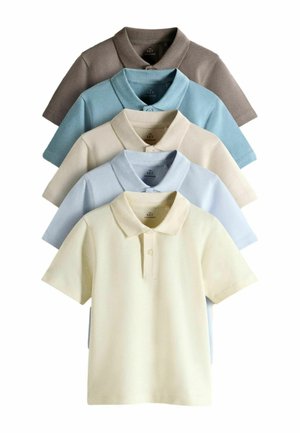 Fem foldede kortærmede poloshirts stablet vertikalt i beige, lyseblå, creme, himmelblå og brun farver.