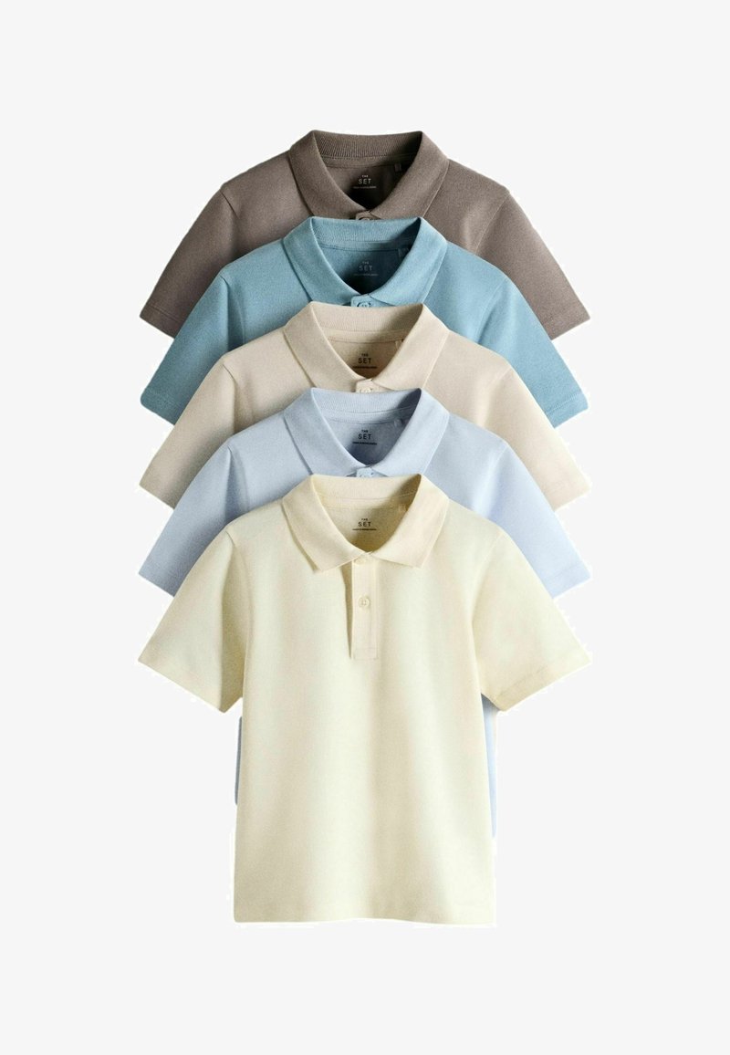 Cinq polos à manches courtes pliés et empilés verticalement dans des couleurs beige, bleu clair, crème, bleu ciel et marron.