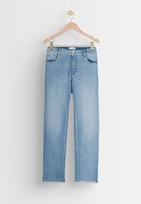 Hellblaue Jeans aus Denim mit geradem Bein und zwei Fronttaschen, einem Reißverschluss und fransigen Säumen.