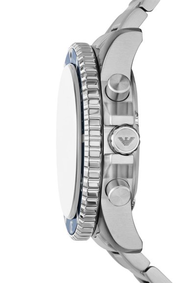 Stříbrné nerezové ocelové hodinky s kulatým pouzdrem, modrým lunetou a texturovanou korunkou. Mají elegantní náramek a prázdný bílý ciferník.