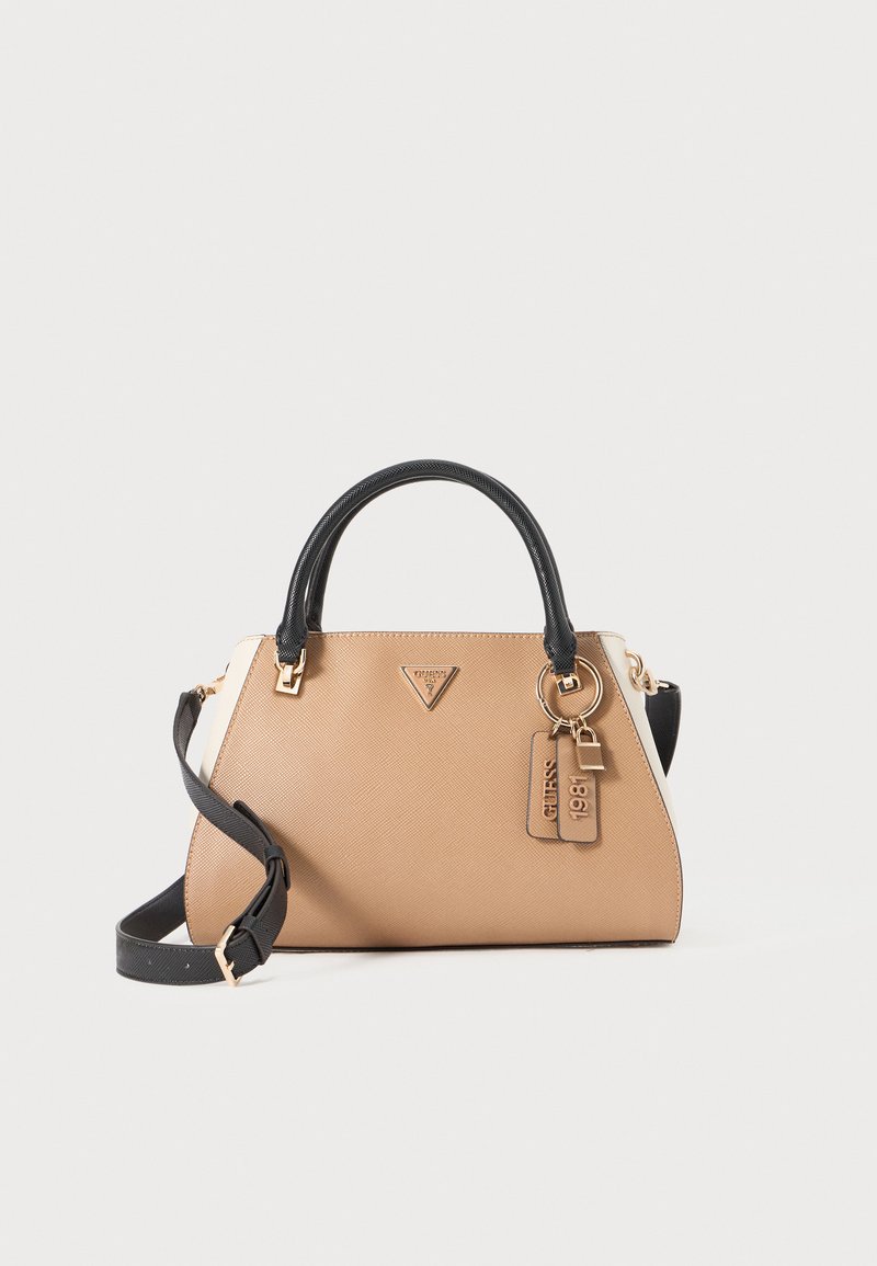 Borsa strutturata color tan e beige con manici neri, tracolla regolabile e charm in tono oro con scritte "GUESS 1981."
