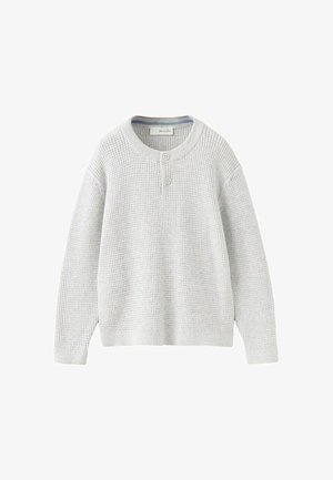Pull gris clair en tricot gaufré avec manches longues et deux boutons au col rond, présenté sur un fond blanc.