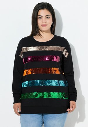 Maglione nero con strisce orizzontali di paillettes in bronzo, rosa, arancione, turchese e verde. Presenta maniche lunghe e un collo rotondo.