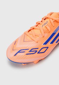 adidas Performance F50 CLUB - Kopačky na pevný povrch - beam orange/lucid blue/white