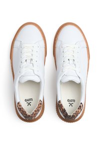 Weiße Ledersneaker mit weißen Schnürsenkeln, gummierten, sandfarbenen Sohlen und Leopardenmuster-Akzenten an den Fersen. Glatte Oberflächen und eine runde Zehenform.