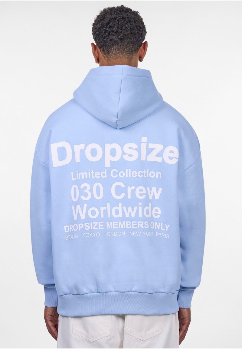 Hellblaue Kapuzenjacke mit einer Kordelzugkapuze, auf der Rückseite mit großem weißen Text: "Dropsize Limited Collection 030 Crew Worldwide."