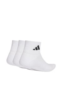Tres pares de calcetines tobilleros blancos con puños acanalados, que llevan un logo negro de Adidas y están reforzados en la punta y el talón para mayor durabilidad.